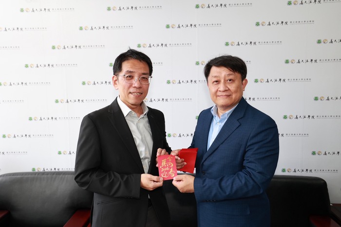 【1150224】高大新春團拜陳啓仁校長帶隊至法學院拜年發紅包圖片