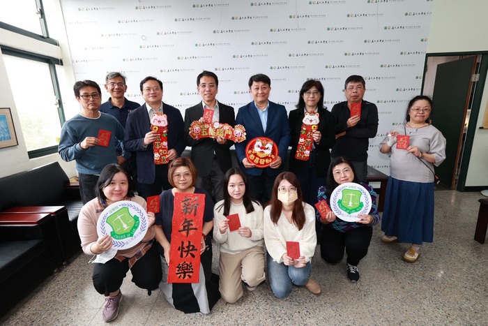 【1150224】高大新春團拜陳啓仁校長帶隊至法學院拜年發紅包圖片