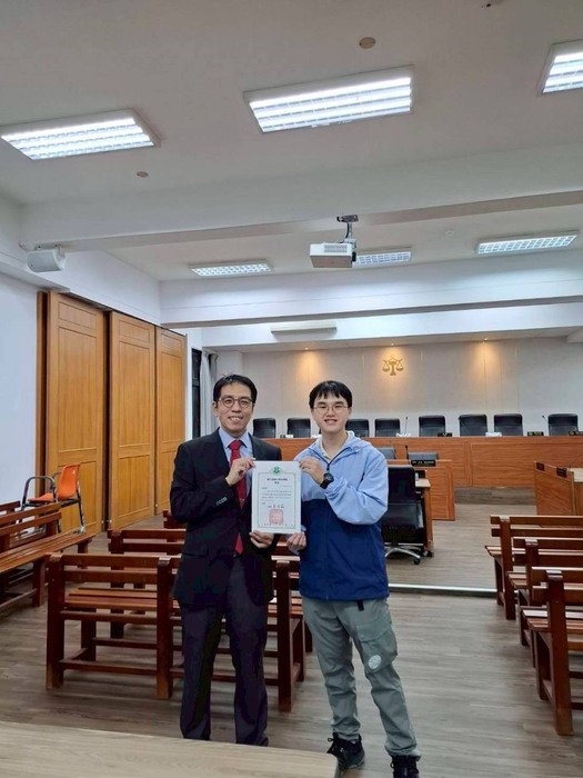 【1141211】法律服務社期末社員大會吳俊毅院長親臨現場頒發聘書勉勵社團幹部辛勞圖片