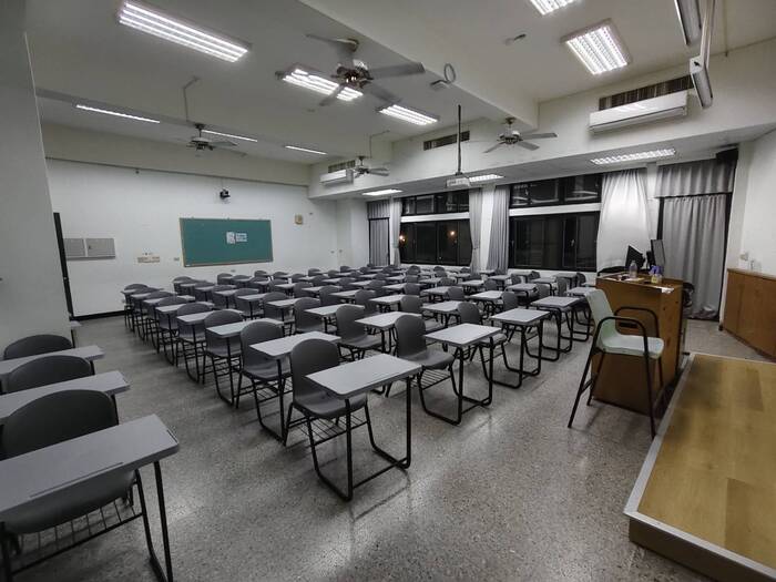 【1141120】法學院 1 樓教室課桌椅悄悄煥新｜一起迎接更舒服的學習時光圖片