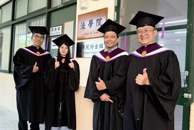 【20250606】國立高雄大學第23屆畢業典禮吳俊毅院長為法學院學生授證、頒發績優生獎狀並為高雄大學第3、4號法學博士撥穗圖片