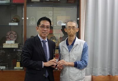 【1131219】法學院113學年度第一學期第二次院務會議致贈李俊增老師榮退紀念品並一起吃冬至湯圓圖片