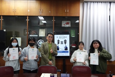 【1141224】吳俊毅院長為首屆高大法院盃高中職辯論賽工作人員頒發感謝狀圖片