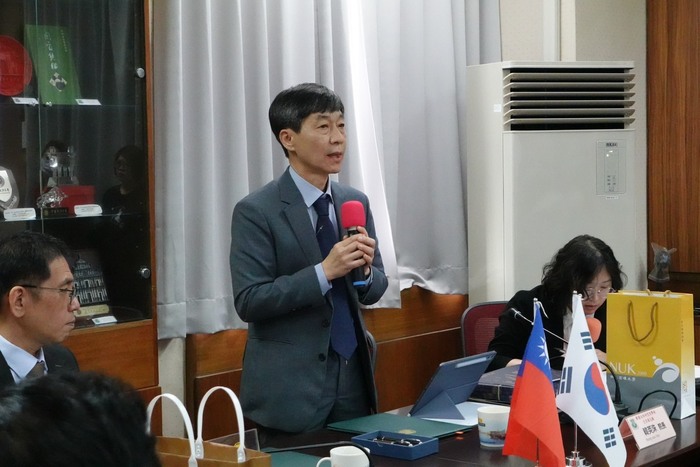 【1140528】法學院與韓國法制研究院簽署交流協定圖片