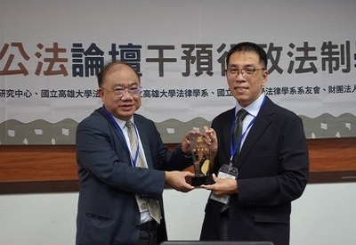 【1140606】吳俊毅院長致贈陳正根老師榮退紀念品圖片
