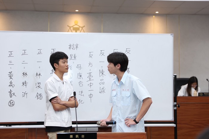 【1141214】國立高雄大學法學院主辦首屆高大法院盃高中職辯論賽 行政副校長與法學院院長親臨勉勵　選手激盪思辨火花圖片