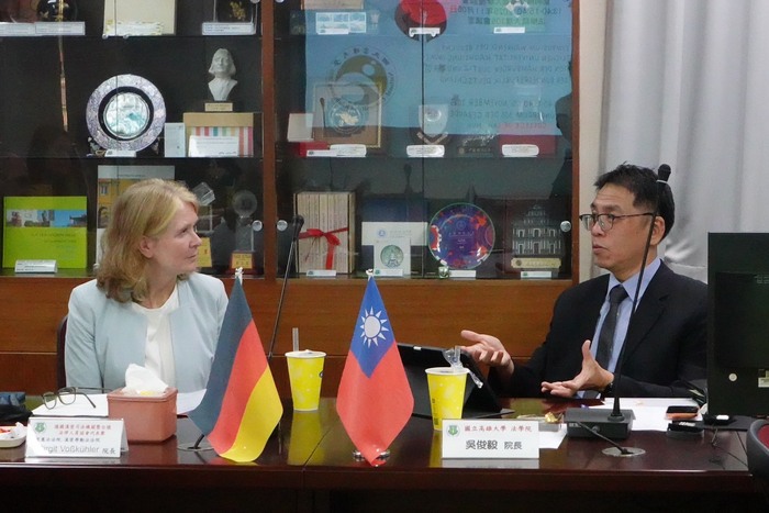 【1141105】德國漢堡司法機關暨台德法律人員協會代表團11月5日訪問國立高雄大學並舉行刑事訴訟法制交流座談會圖片