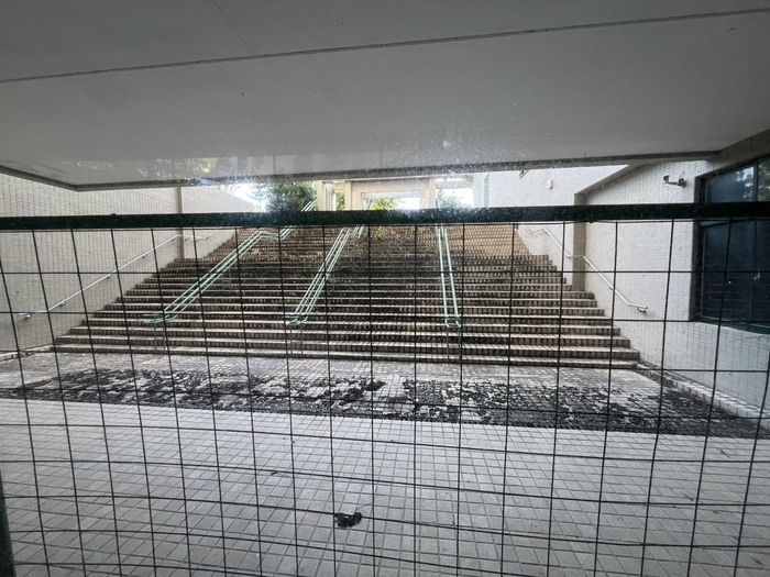 法學院地下層階梯通道清潔作業圖片
