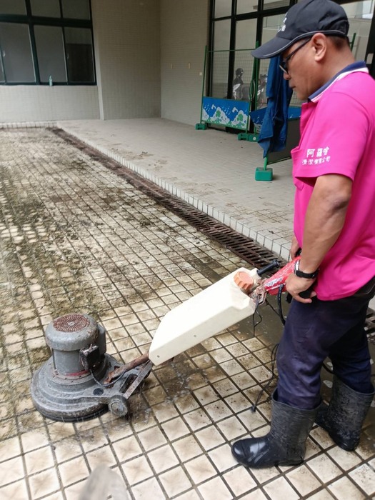 法學院地下層階梯通道清潔作業圖片