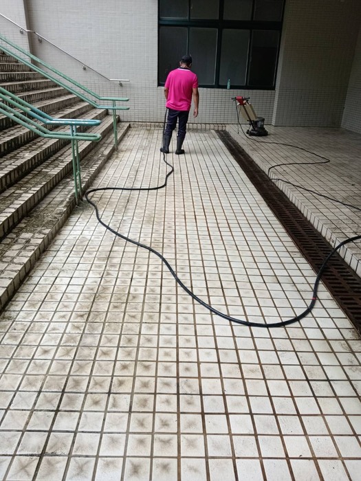 法學院地下層階梯通道清潔作業圖片